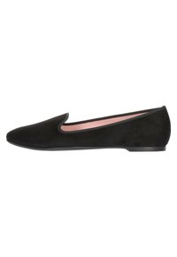 Schwarze Slipper mit flacher Sohle aus einem glatten, samtähnlichen Material, runder Zehenform und einem kontrastierenden pinken Innenfutter. Minimalistisches Design, ohne Verzierungen.