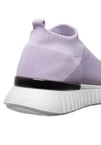 Chaussure de sport violet en tricot avec un col haut, un accent noir au talon et une semelle blanche texturée avec des rainures.