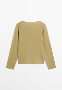 Beige gebreide trui met lange mouwen en een brede ronde halslijn, van achteraf weergegeven op een effen witte achtergrond.