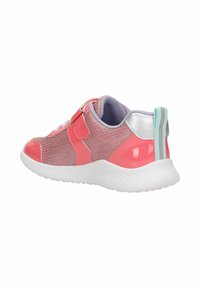 Rosa Sport-Schuh mit einem strukturierten Strick-Obermaterial und glänzenden Akzenten. Verfügt über einen elastischen Riemen, eine weiße Sohle und eine hellblaue Zuglasche an der Ferse.