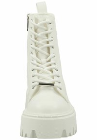 Stivaletto bianco con suola chunky, caratterizzato da una chiusura con lacci sul davanti, cerniera laterale e finitura testurizzata sulla suola per una stabilità migliore.