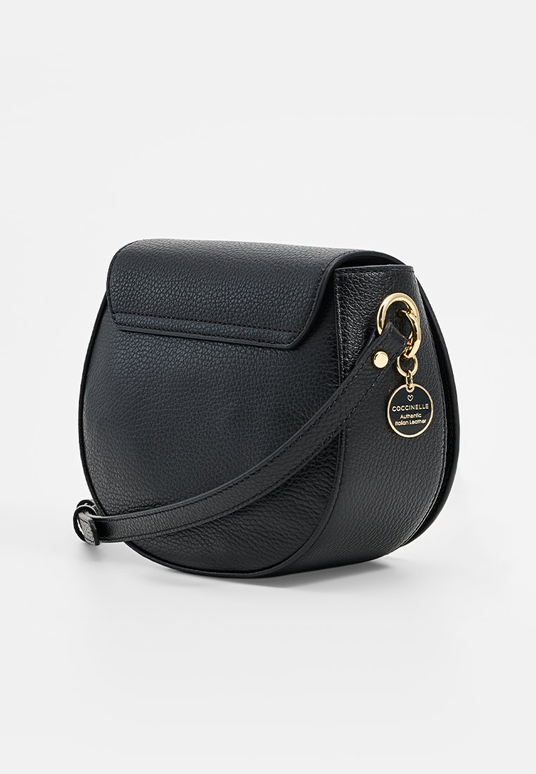 Schwarze Leder-Crossbody-Tasche mit runder Form, strukturierten Oberfläche und goldfarbenen Hardware-Detail. Verfügt über einen Klappenverschluss und einen verstellbaren Gurt.