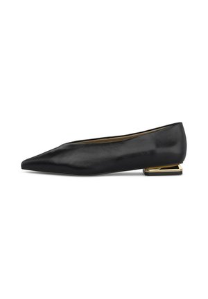 Zapato plano negro de cuero con punta puntiaguda y tacón cuadrado bajo con acento dorado sobre fondo blanco.
