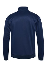 Giacca sportiva blu navy con colletto alto, maniche lunghe e una texture liscia. Orlo e polsini a coste. Senza loghi o motivi visibili.