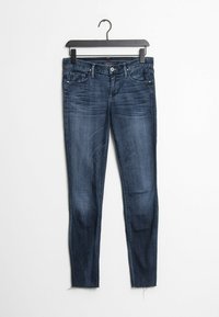 Tumma sininen farkut, joissa on slim fit -leikkaus, klassinen vyötärö, etutaskut ja hiukan kulunut helma.