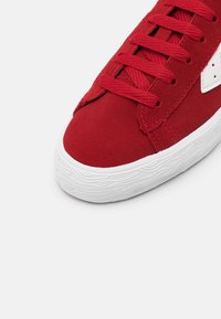 Warrior Shanghai DIME UNISEX - Tenisice - red/white