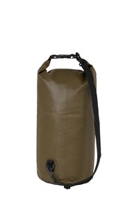 Bolsa enrollable impermeable de color verde oliva con una tela durable, que presenta una correa negra ajustable y un cierre de clip para un transporte seguro.
