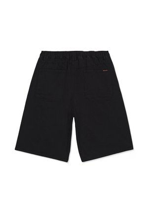 Shorts à taille élastique noire avec deux poches arrière, longueur moyenne, en tissu uni, avec une petite étiquette de marque sur la poche droite.