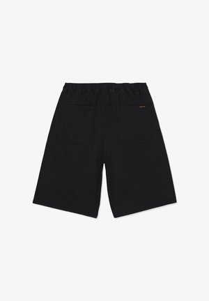 Shorts à taille élastique noire avec deux poches arrière, longueur moyenne, en tissu uni, avec une petite étiquette de marque sur la poche droite.