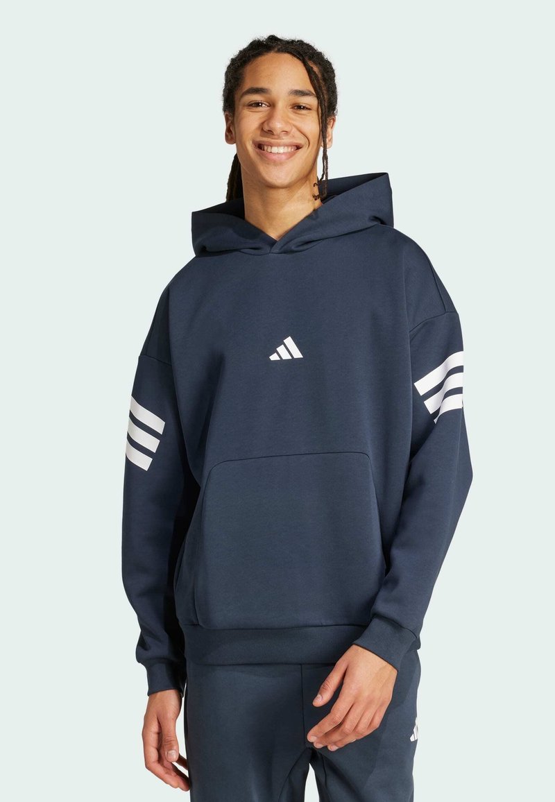 Marineblauwe hoodie van katoenmix, met een voorzak, een wit Adidas-logo en drie witte strepen op elke mouw.
