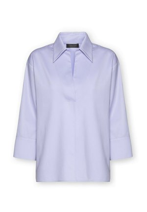 Blusa lilla chiaro con ampio colletto a punta, maniche a tre quarti e pattina frontale nascosta, mostrata su uno sfondo bianco.