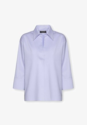 Lichtpaarse blouse met een brede puntkraag, driekwart mouwen en een verborgen voorplooi, weergegeven op een witte achtergrond.