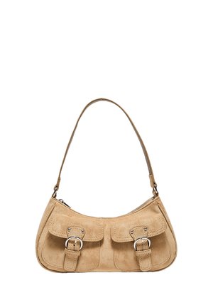 Petit sac à main en daim marron clair avec deux poches avant à rabat sécurisées par des boucles argentées et une seule bandoulière.