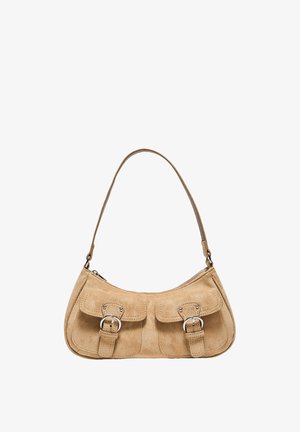 Petit sac à main en daim marron clair avec deux poches avant à rabat sécurisées par des boucles argentées et une seule bandoulière.