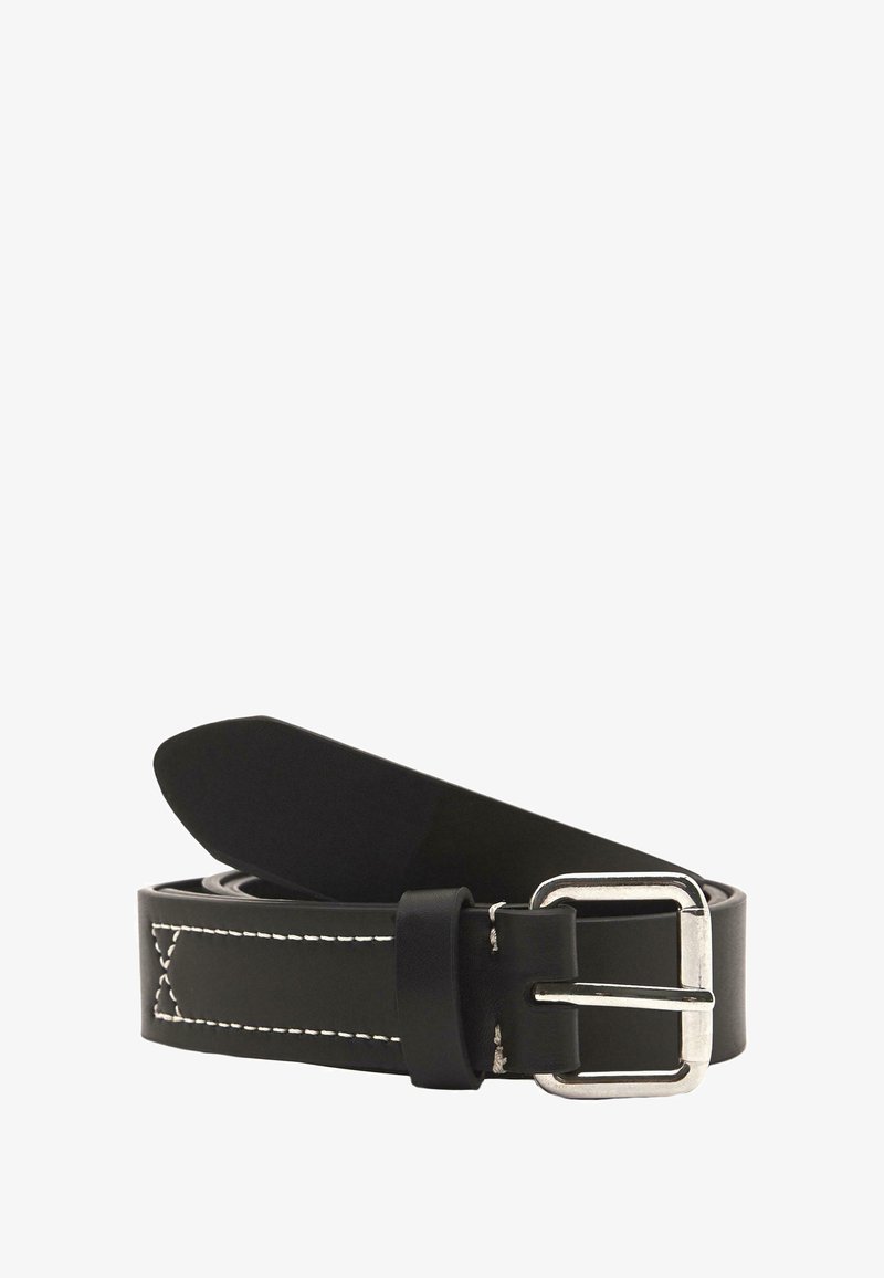Sort læderbælte med en sølvmetalknap, prydet med hvid stikning og en glat tekstur. Bæltet aftrapper mod enden.