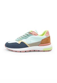 Sneaker multicolore caratterizzato da una combinazione di materiali: pelle blu chiaro, suede blu scuro, dettagli beige e una suola rosa testurizzata.