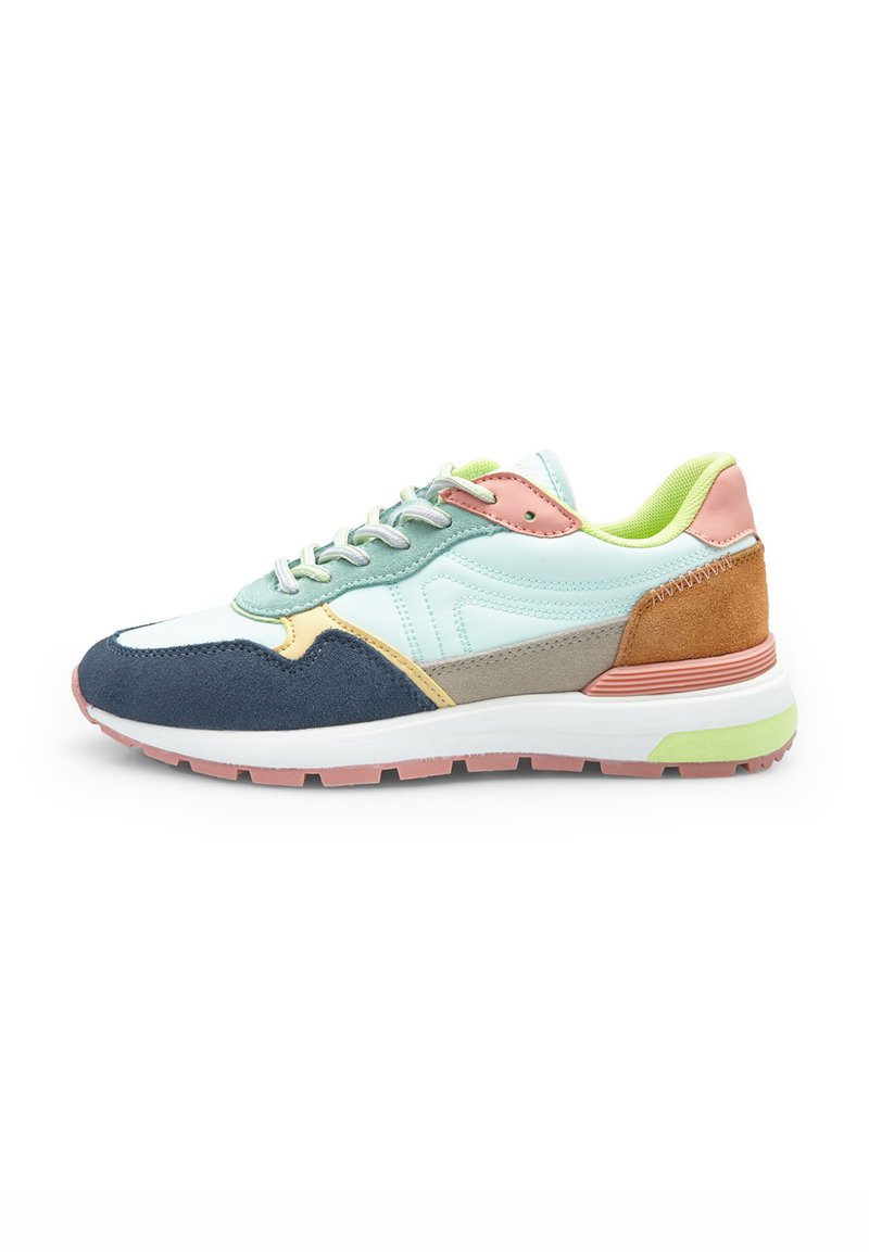 Sneaker multicolore caratterizzato da una combinazione di materiali: pelle blu chiaro, suede blu scuro, dettagli beige e una suola rosa testurizzata.