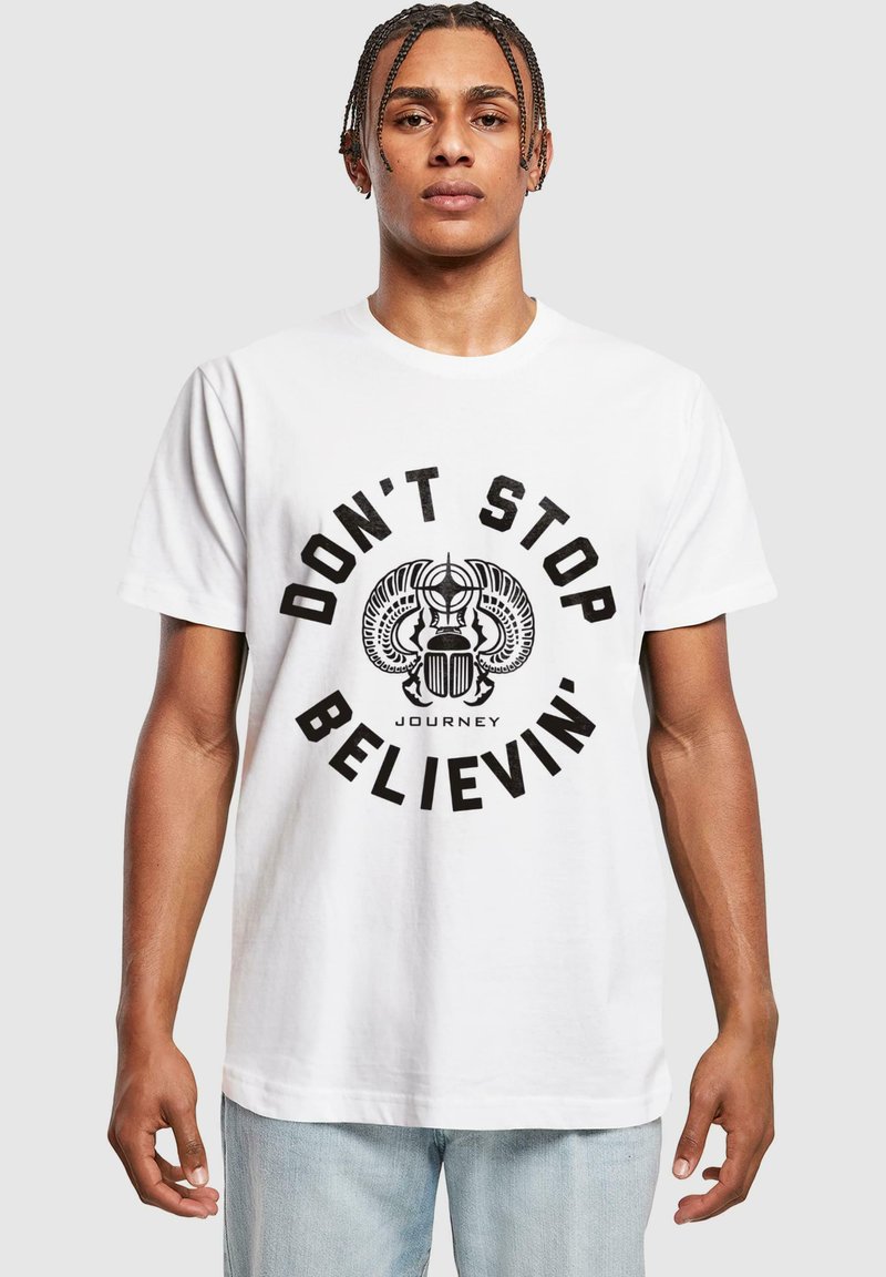 Tricou alb din bumbac, cu text grafic negru „DON'T STOP BELIEVIN'” și un emblema cu aripi și o mașină vintage. Croială slim.
