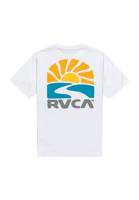 Witte T-shirt met een groot graphic van een zon, golven en het woord "RVCA" in grijs. Het ontwerp maakt gebruik van gele, oranje en blauwe kleuren.