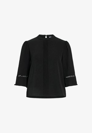 Blouse noire avec devant plissé, manches trois-quarts bouffantes et détail en dentelle au-dessus des poignets évasés, avec une petite fermeture bouton dans le dos.