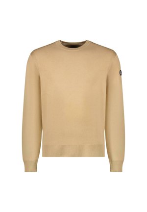 Beige brei sweater met een ronde hals, geribde boorden en zoom. Bevat een zwart logo-embleem op de linkermouw. Zachte textuur.
