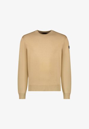 Beige brei sweater met een ronde hals, geribde boorden en zoom. Bevat een zwart logo-embleem op de linkermouw. Zachte textuur.