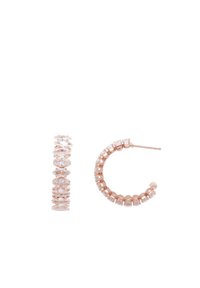 Orecchini in oro rosa con design a cerchio, impreziositi da gemme trasparenti e un motivo geometrico, accompagnati da un orecchino a perno disposto verticalmente.