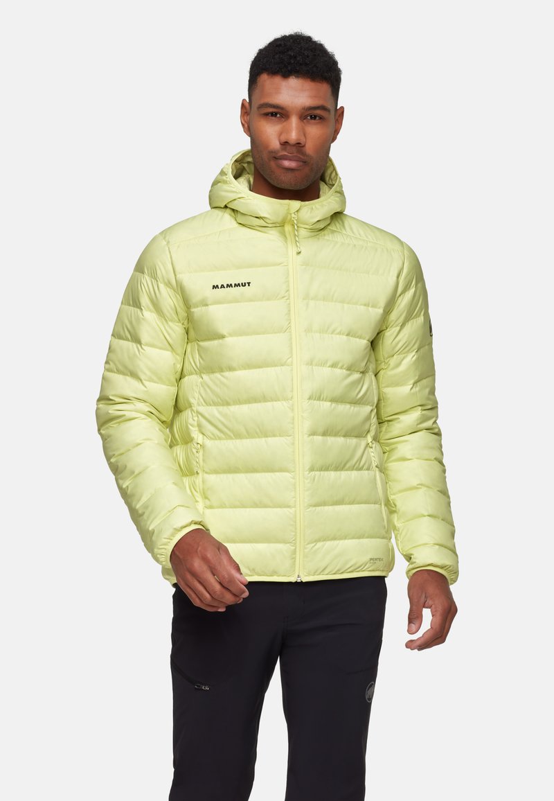 Gelbe Pufferjacke mit Kapuze, Reißverschluss vorne und gestepptem Design. Mit schwarzem Logo auf der Brust. Leichtes Design, geeignet für den Einsatz im Freien.