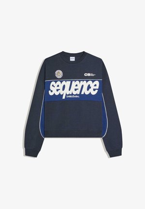 Marineblauer Pullover mit weißem und blauem Einsatz über der Brust, großem weißen „sequence“ Schriftzug, zusätzlichem kleinem Text und zwei Logos auf der oberen Brust.