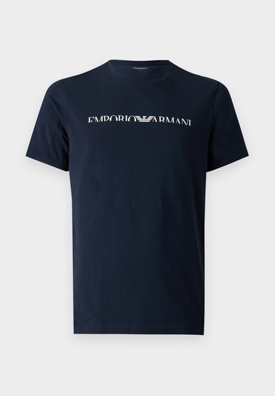 Μπλε σκούρο μπλουζάκι με κοντά μανίκια, λευκό λογότυπο Emporio Armani και έμβλημα αετού στο στήθος.