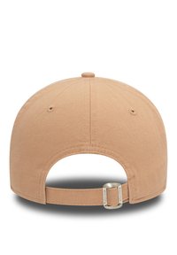 Cappello da baseball color sabbia con superficie in tessuto, chiusura metallica regolabile sul retro e fori di ventilazione nella parte superiore.