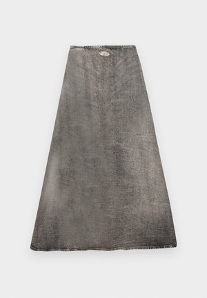 Sötétszürke, műbőr A-vonalú midi szoknya texturált felülettel, és egy kis ovális fém logóval a derékpánt közelében.