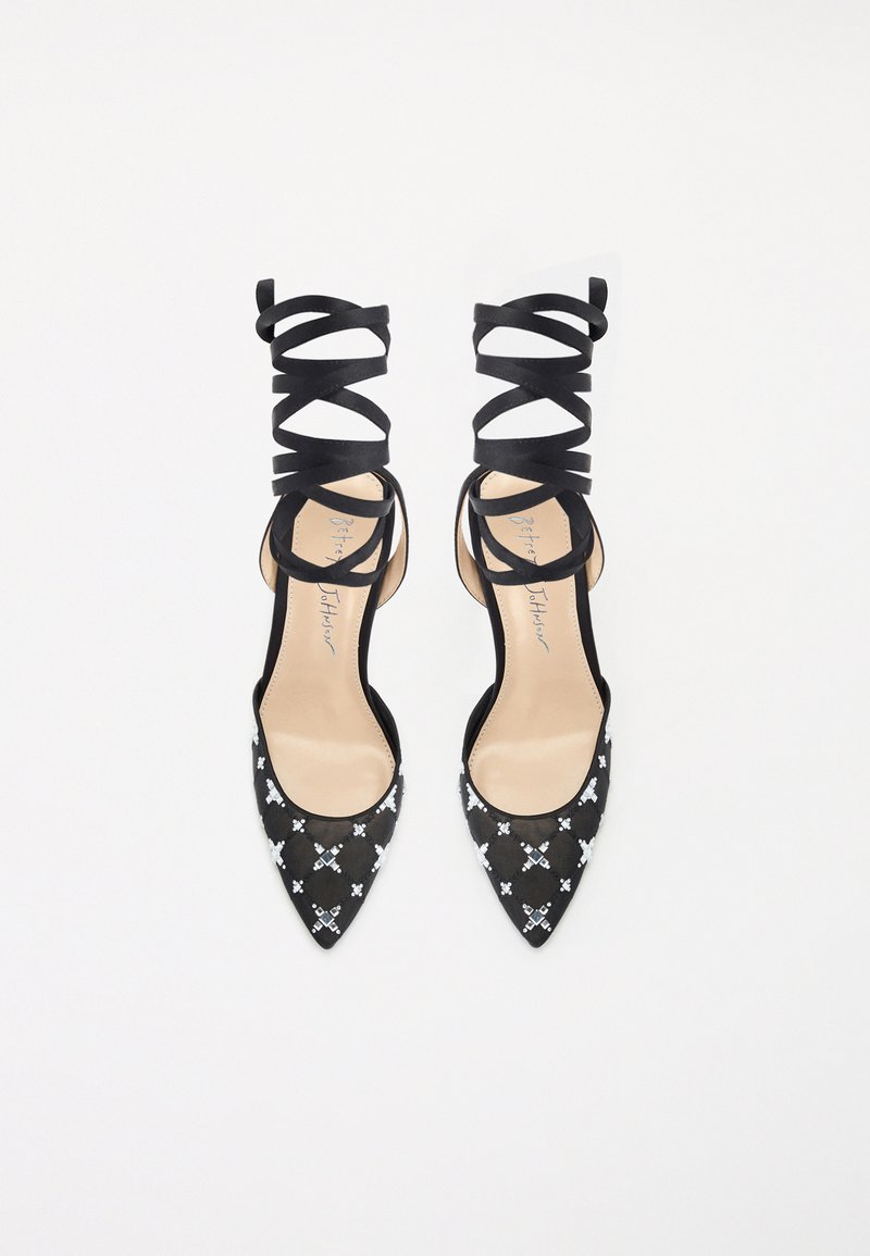 Betsey Johnson Décolleté Evey Donna – Punta Chiusa Con Cinturino E Dettaglio Perla – Nero, 41 EU