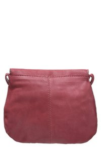 Läderväska i djup bordeaux; mjuk textur med rundad form. Har en central söm och subtila stygn längs den övre kanten.