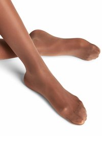Nackte Nylon-Kniestrümpfe mit glattem, transparentem Material, offener Zehenpartie und in hellbrauner Farbe.