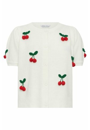 Witte korte mouw cardigan met knopen aan de voorkant, versierd met rode kersenapplicaties met groene bladeren verspreid over de voorkant en mouwen.