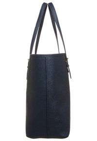 Laivastonsininen synteettinen olkalaukku, jossa kaksi olkahihnaa. Pitkä, suorakulmainen muoto, jossa on tekstuuri ja ommellut saumat.