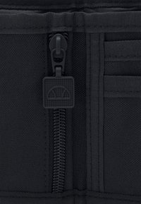 Portofel din material textil negru, cu un fermoar texturat și un tab, având mai multe sloturi pentru carduri și o finisare netedă, durabilă.