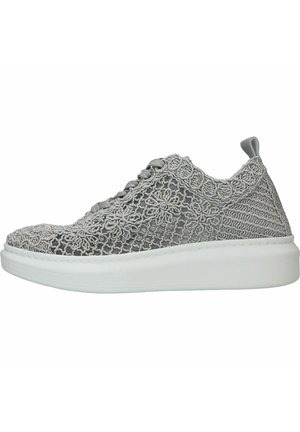 Hellegraue Sneaker mit einem strukturierten Schnürmuster, flacher weißer Sohle und passenden grauen Schnürsenkeln. Abgerundete Zehenpartie und Zuglasche an der Ferse.
