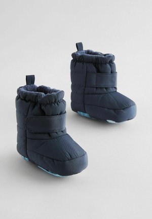 Stivaletti per bambini blu navy con texture imbottita, cinturini in Velcro regolabili e foderatura morbida; punta rotonda e suola in gomma con motivo.