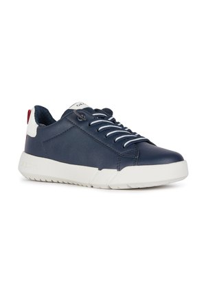 Sneaker in pelle navy con suola in gomma bianca, caratterizzato da pannelli testurizzati, accenti bianchi e rossi a contrasto e lacci piatti.
