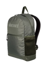 Mochila de nylon verde con bolsillo de malla en el lateral, compartimiento delantero con cremallera, correas acolchadas y logo 'element' en costura blanca en el frente.