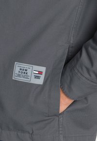 Tommy Jeans QUILTED TECH - Tunn jacka - downtown grey