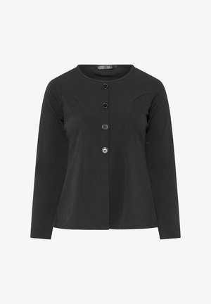 Musta pitkähihainen neuletakki, jossa on neljä etunappia, pyöreä pääntie ja muotoillut saumat rinnalla ja vyötäröllä istuvan leikkauksen aikaansaamiseksi.