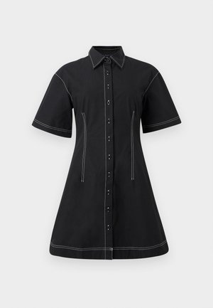 Sort kortærmet skjortekjole med hvide kontrastsømme, knaplukning foran, strukturerede taljesømme og krave.