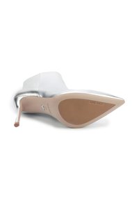 Botină argintie până la gleznă, cu vârf ascuțit și toc stiletto. Material superior neted și talpă din cauciuc texturată. Sigla vizibilă pe talpă.
