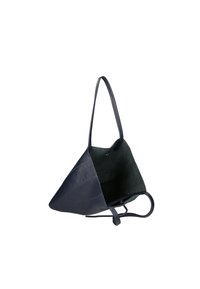 Borsa tote in pelle blu navy con forma triangolare, due manici lunghi e un interno aperto che mostra un rivestimento morbido. Nessuna chiusura visibile.