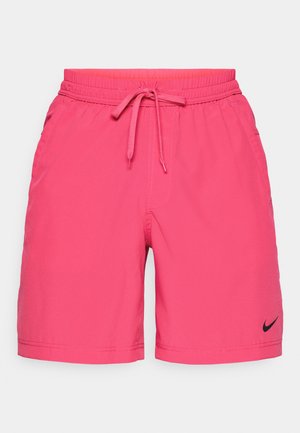 Vaaleanpunaiset Nike-uima-shortsit, joissa on joustava vyötärö, nyörikiinnitys ja sivutaskut. Oikeassa alakulmassa on musta logo.