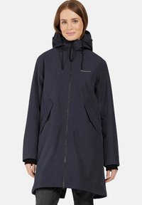 Giacca a vento di colore blu navy scuro, con zip frontale, cappuccio regolabile con stringa e due tasche laterali. Realizzata in tessuto liscio e resistente all'acqua.