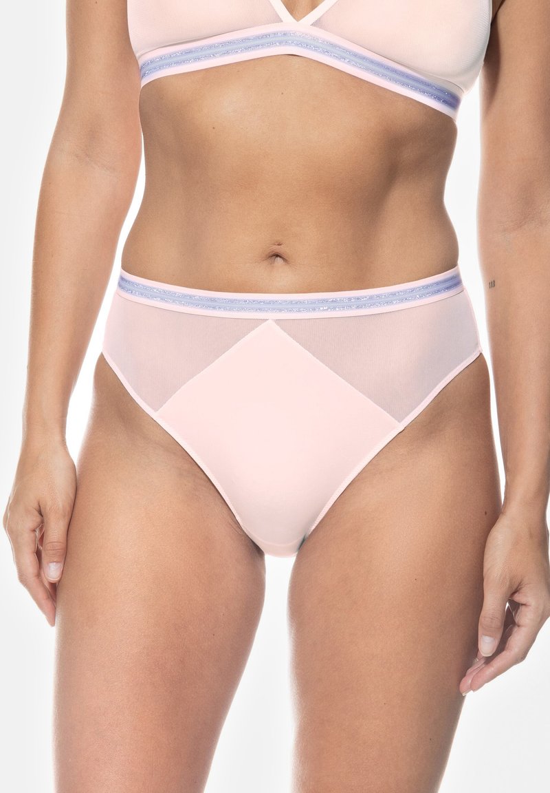 Lichtroze high-waisted ondergoed met een doorschijnend paneel en een met blauw geaccentueerde tailleband. Glad materiaal met geometrische ontwerpdetails.